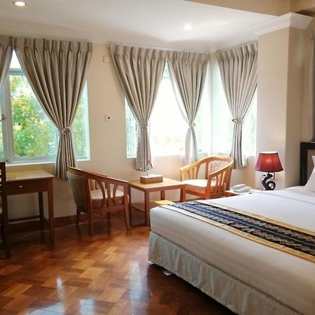Grand Laurel Hotel Янгон Екстериор снимка