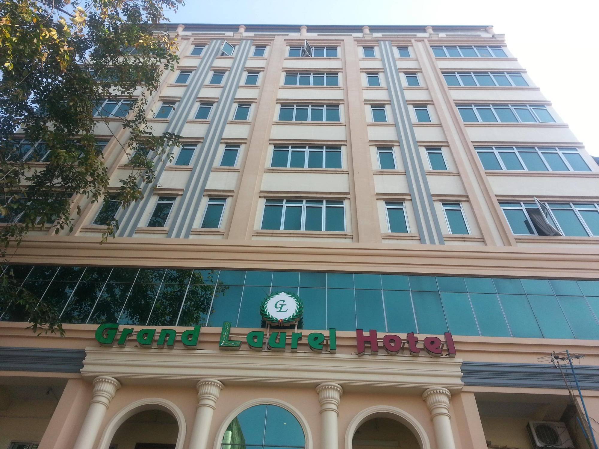 Grand Laurel Hotel Янгон Екстериор снимка