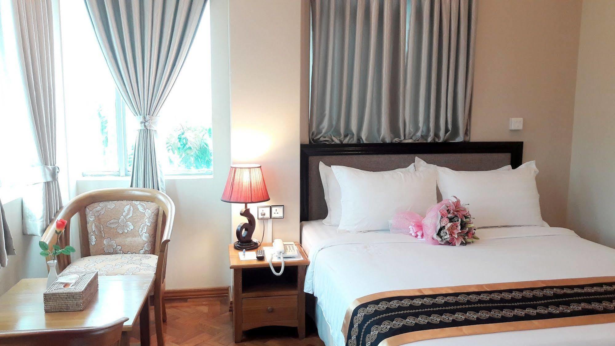 Grand Laurel Hotel Янгон Екстериор снимка