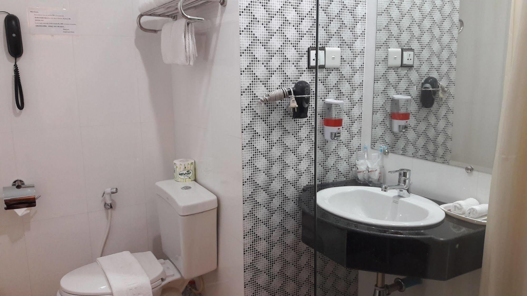 Grand Laurel Hotel Янгон Екстериор снимка