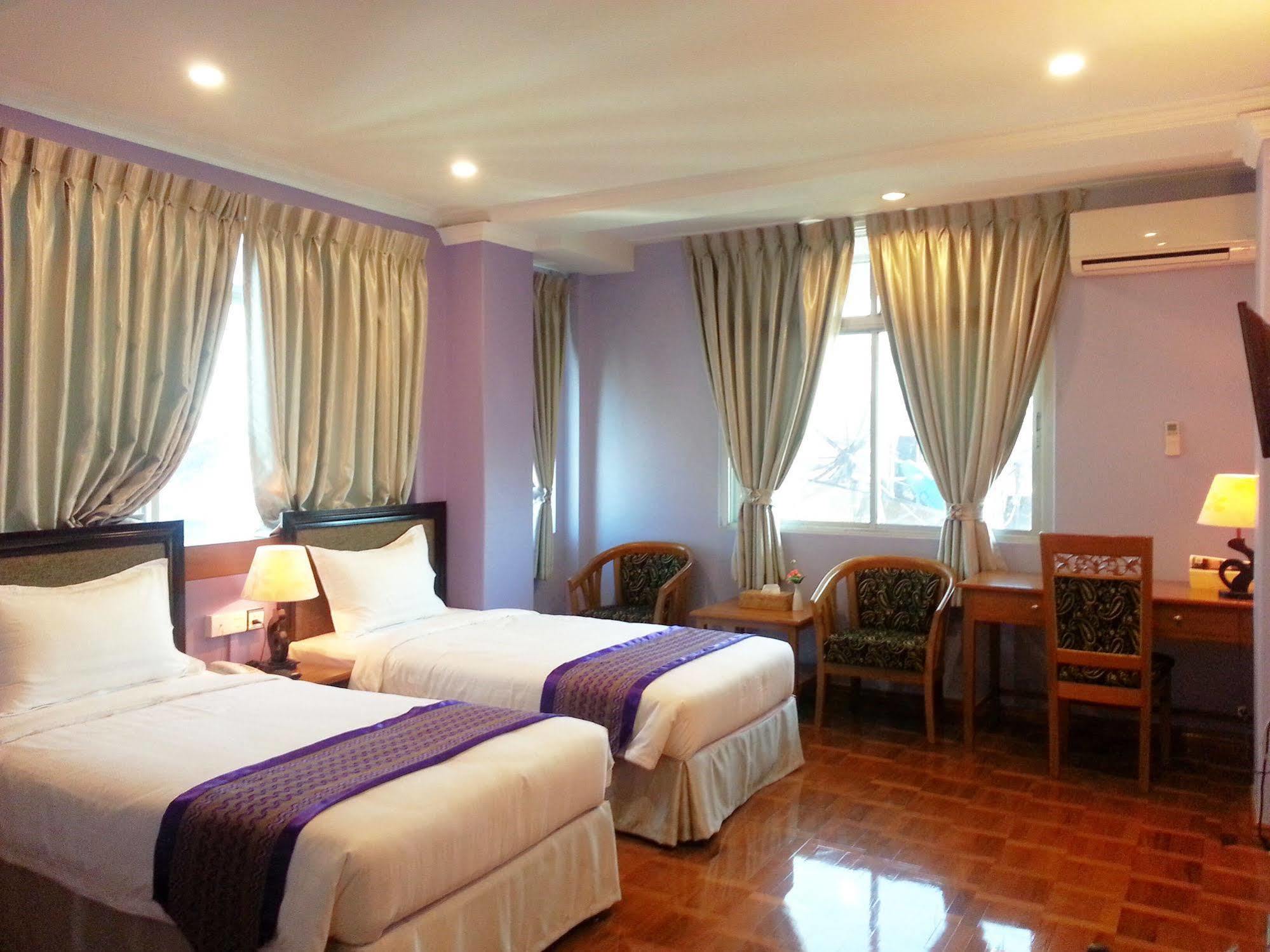 Grand Laurel Hotel Янгон Екстериор снимка