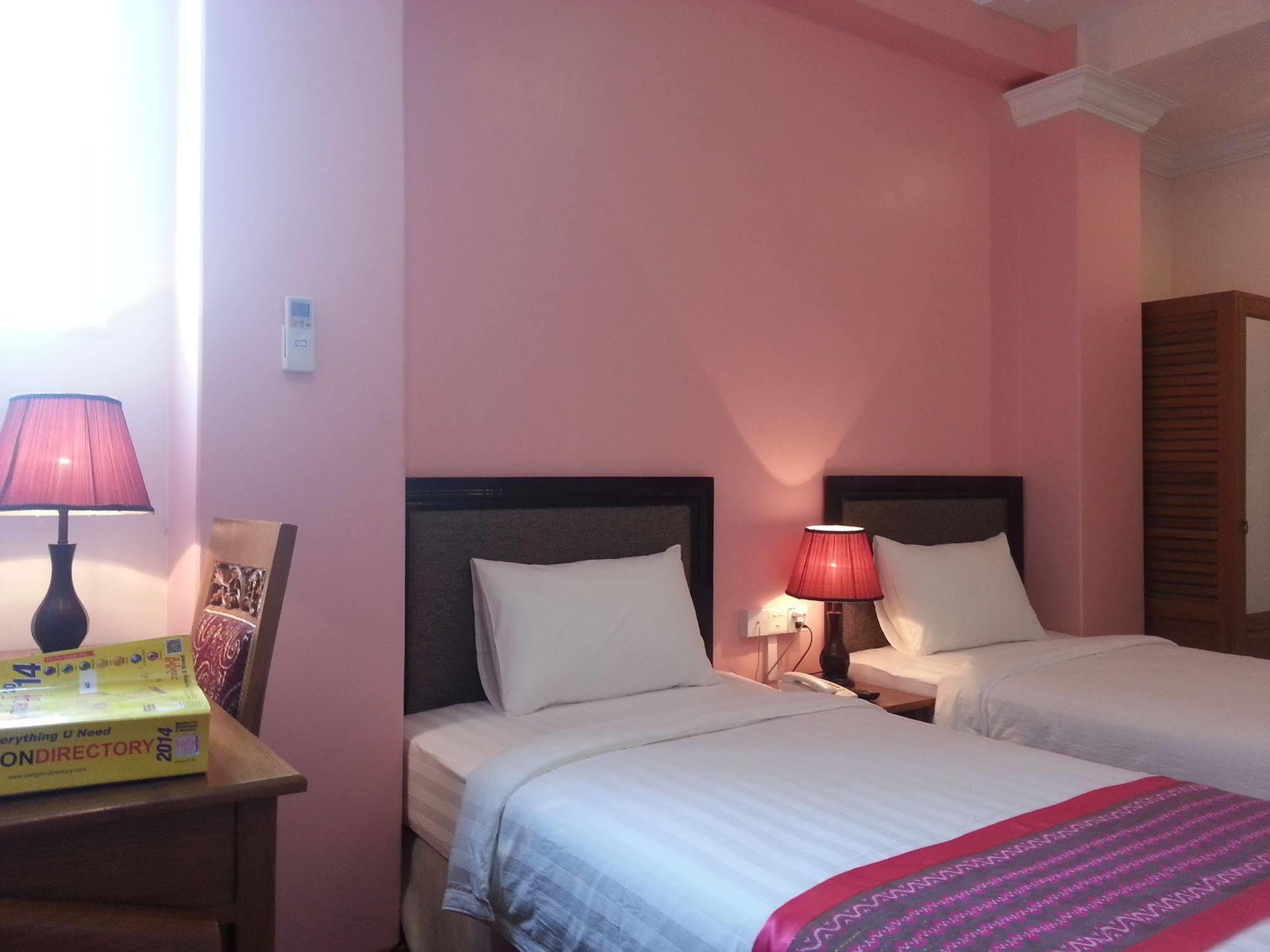 Grand Laurel Hotel Янгон Екстериор снимка