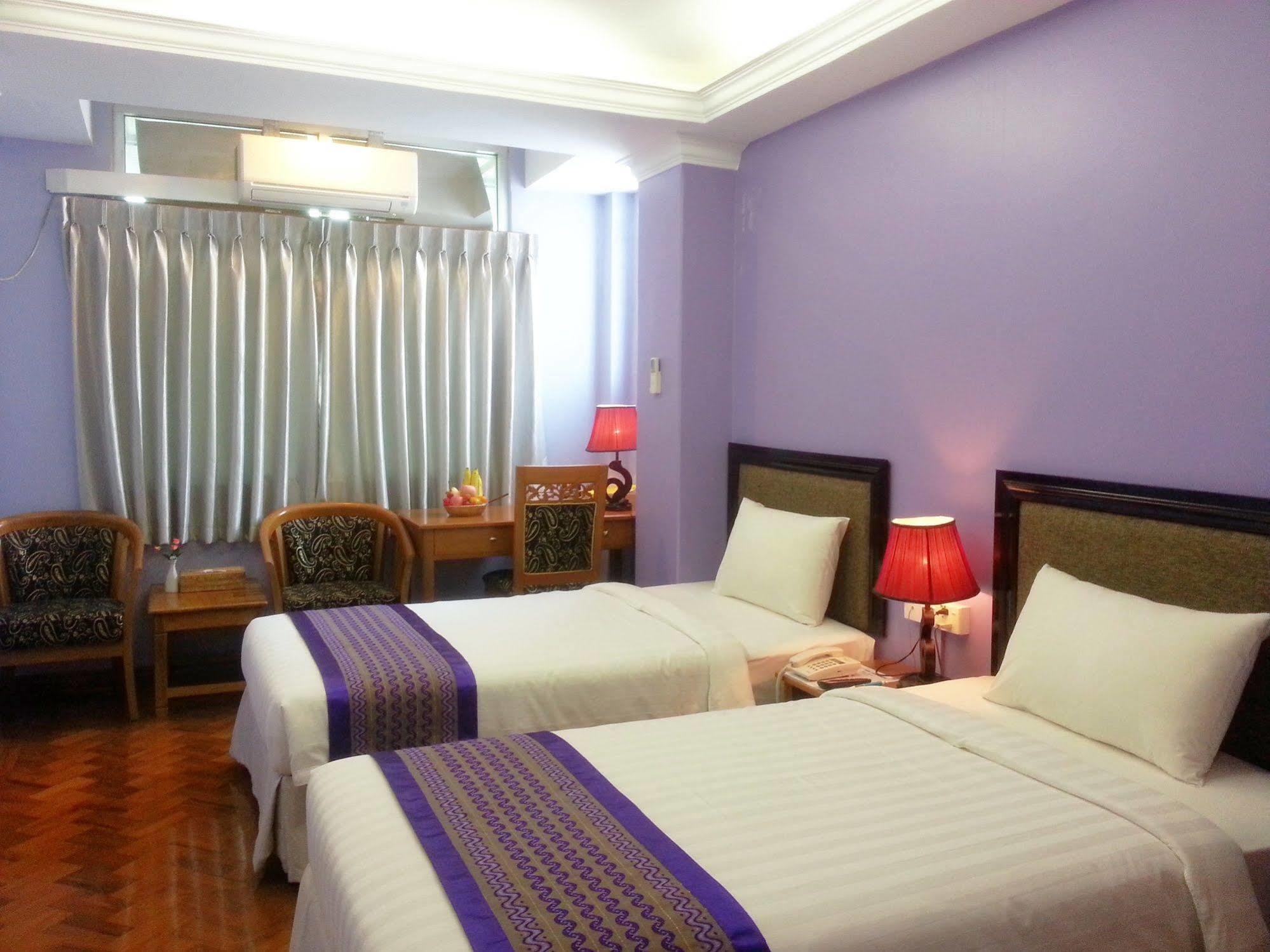 Grand Laurel Hotel Янгон Екстериор снимка