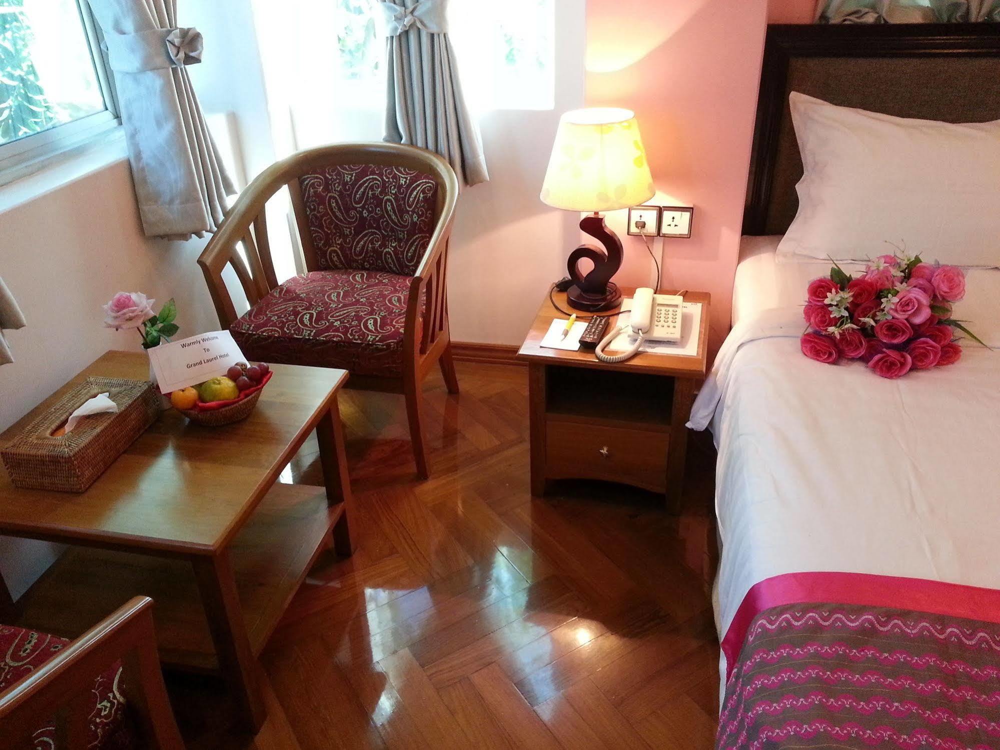Grand Laurel Hotel Янгон Екстериор снимка