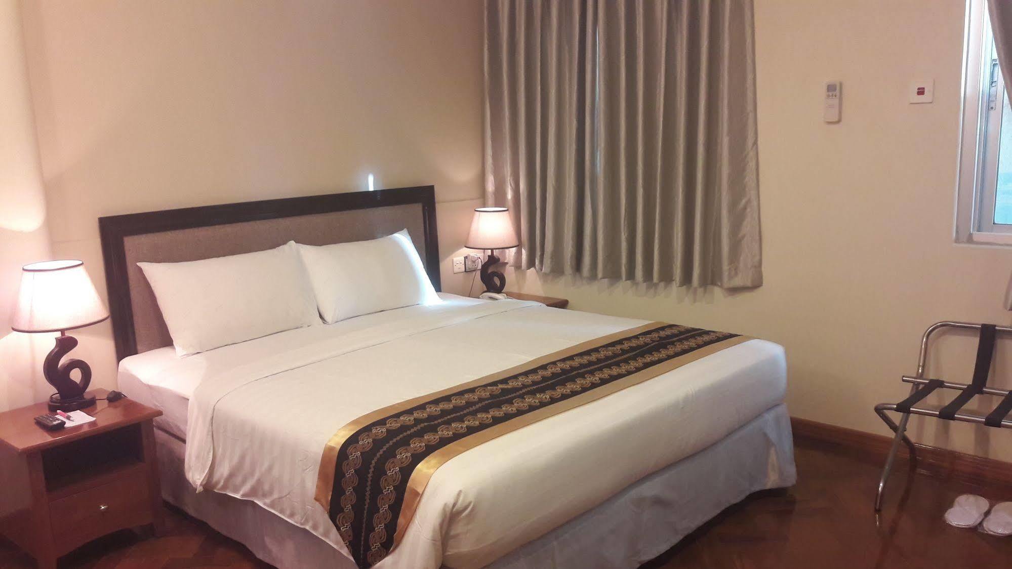 Grand Laurel Hotel Янгон Екстериор снимка