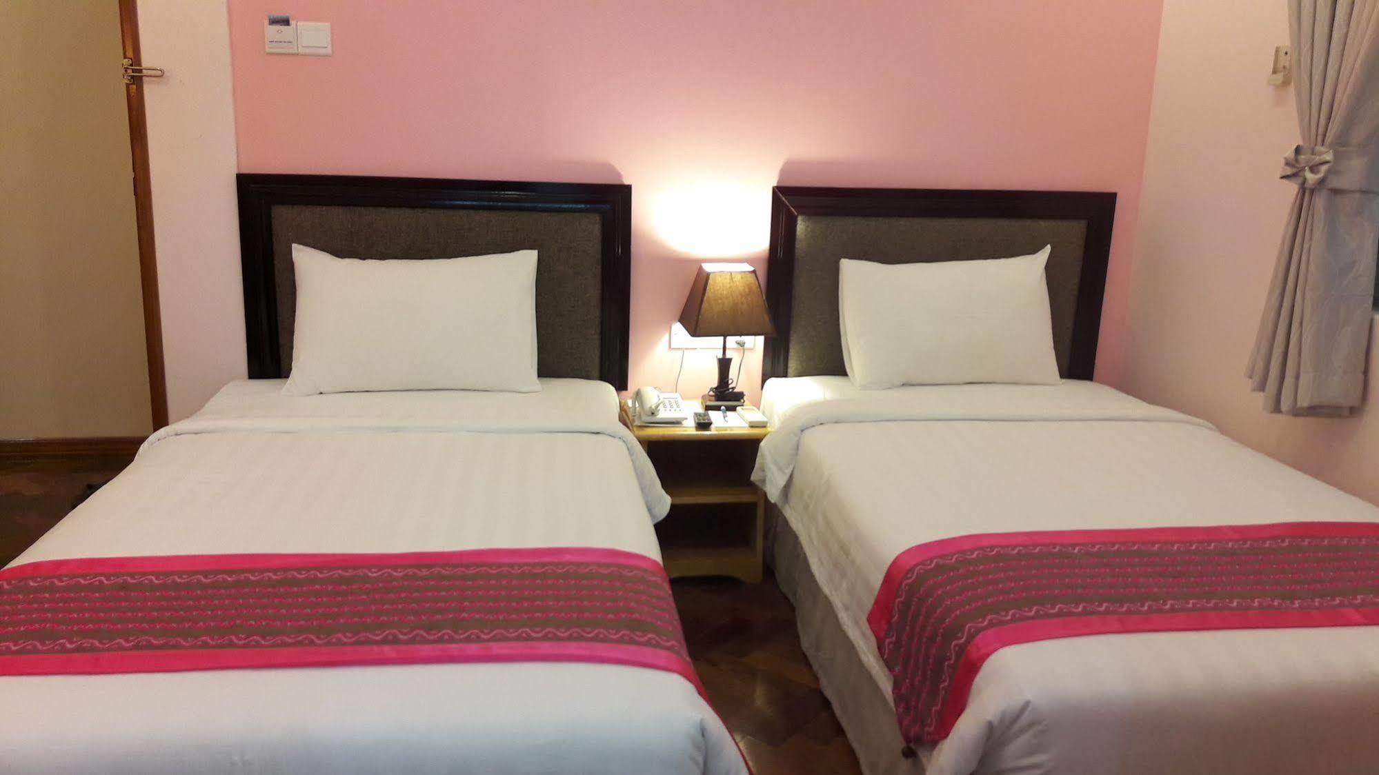 Grand Laurel Hotel Янгон Екстериор снимка