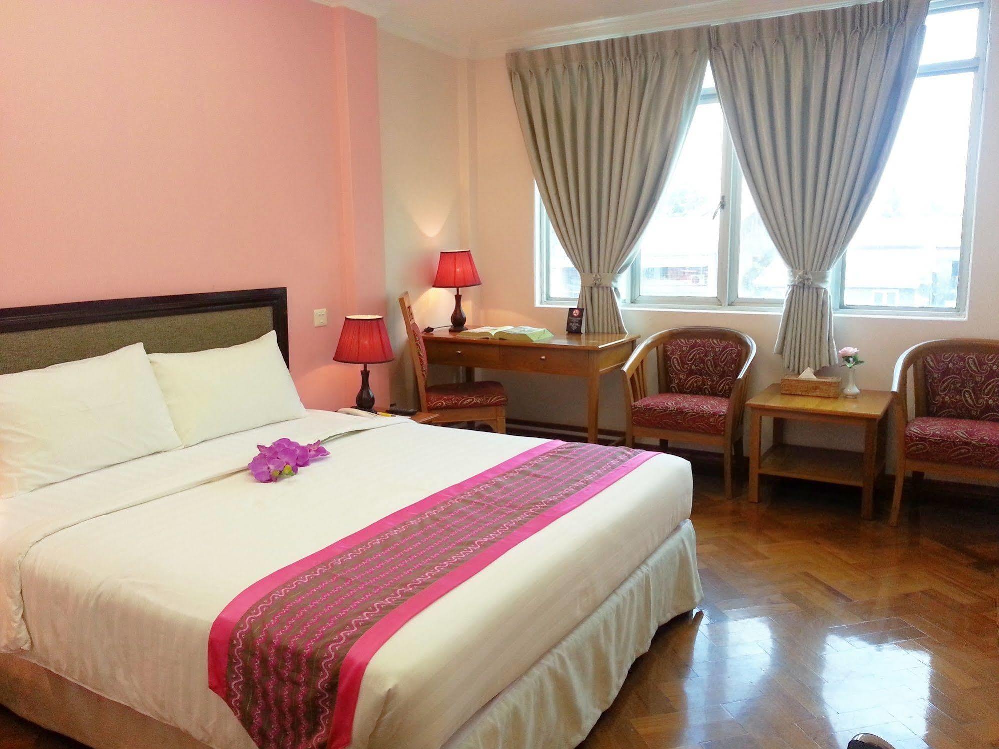 Grand Laurel Hotel Янгон Екстериор снимка