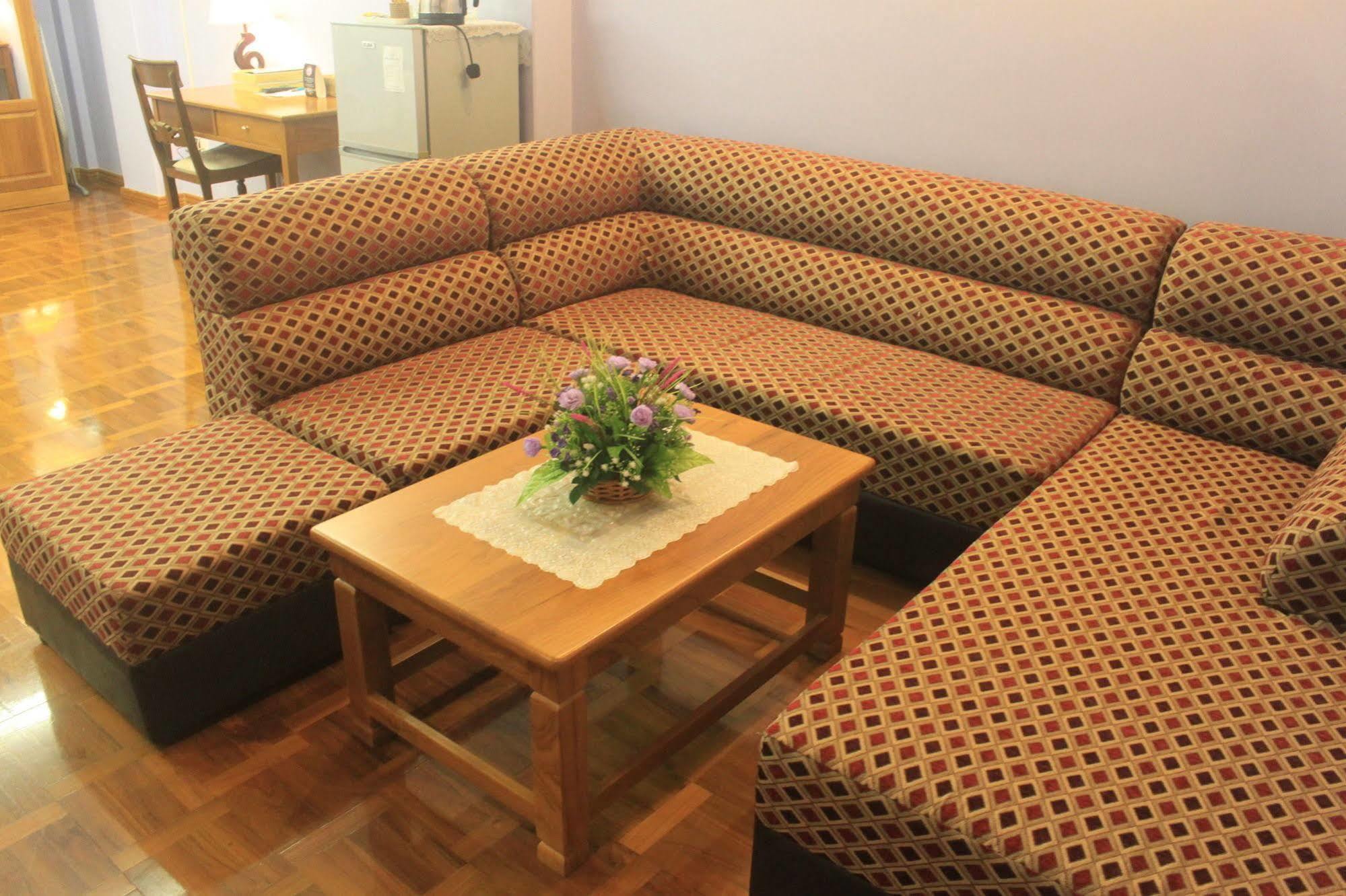 Grand Laurel Hotel Янгон Екстериор снимка