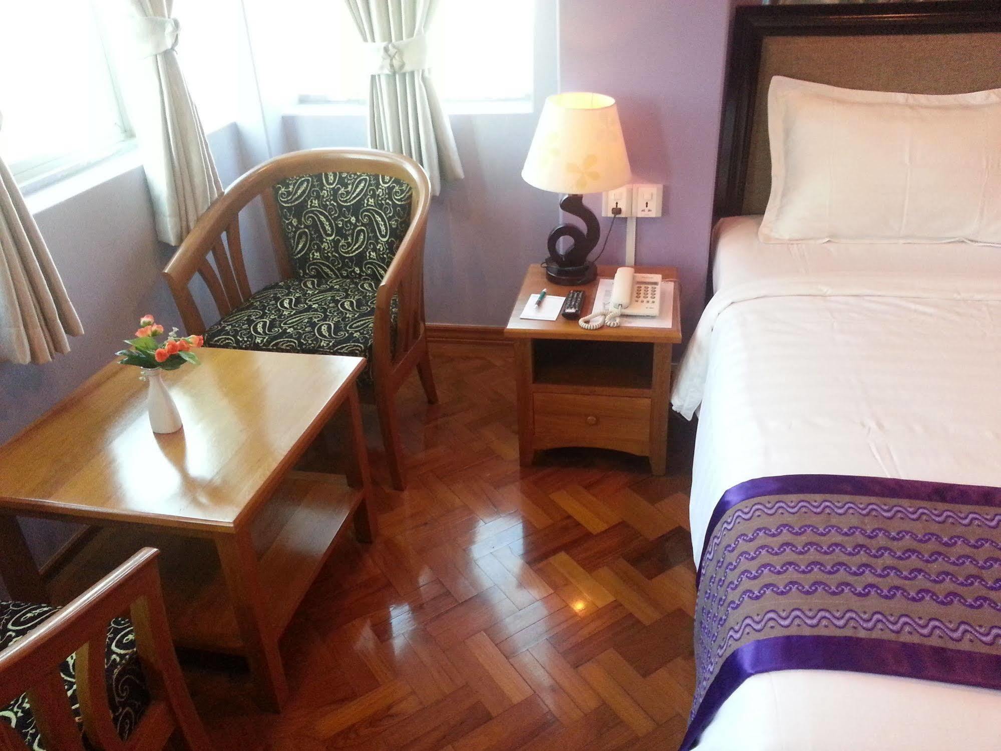 Grand Laurel Hotel Янгон Екстериор снимка